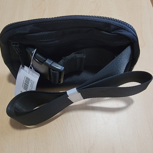 Lululemon | Everywhere Belt Bag - Black - Picture 6 of 9